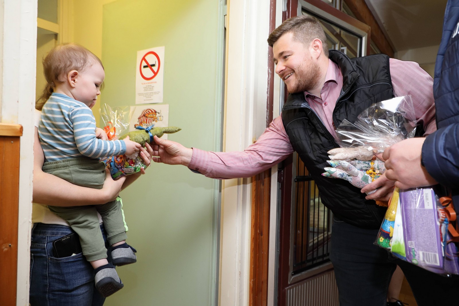 Húsvéti ajándékokkal lepték meg az ukrajnai háborús menekült családokat Székesfehérváron